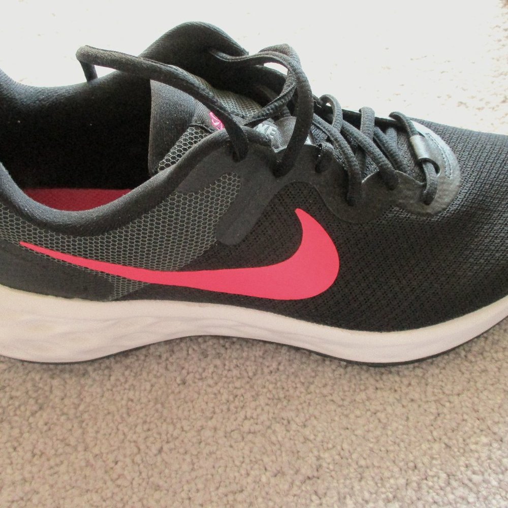 Women's NIKE Revolution 6  Black Hyper Pink Running Shoes Sneakers Size 10.5